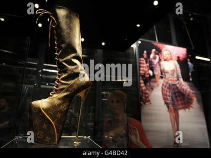 Louise Cooling, 23, vom Bowes Museum, Barnard Castle, County Durham, blickt auf den Vuitton Stiefel (Vive la Cocotte) von Vivienne Westwood. Stockfoto