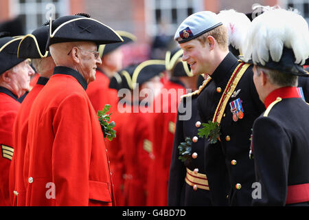 Prinz Harry spricht mit Rentnern in der Margaret Thatcher Krankenstation im Royal Hospital Chelsea im Royal Hospital Chelsea in London, wo er an der jährlichen Founder's Day Parade im Krankenhaus für pensioniertes Militärpersonal teilnahm. Stockfoto