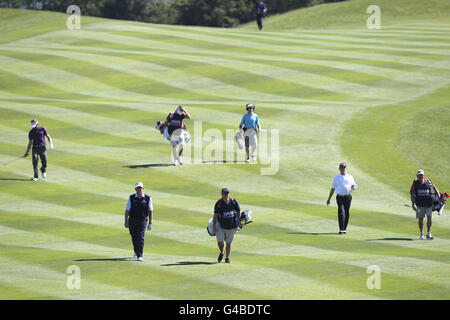 Golfer finden sich am zweiten Tag der Saab Wales Open 2011 im Celtic Manor Resort, Newport, auf dem Fairway ein. Stockfoto