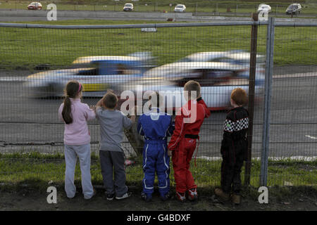 Eine Gruppe von Kindern beobachtet das Stockcar-Rennen im Nutts Corner Oval in Crumlin Nordirland. Bilddatum: Samstag, 11. Juni 2011 . Das Foto sollte lauten: Niall Carson/PA Wire Stockfoto