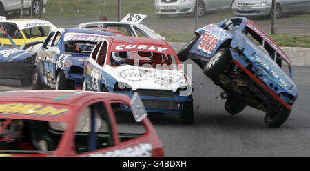 Ein Auto wird in der Eröffnungshitze des Pro-Stock Stock-Rennens am Nutts Corner Raceway in Crumlin, Nordirland, umgedreht. Stockfoto