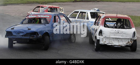 Auto kollidieren in der Eröffnungshitze des Pro-Stock-Car-Rennens in Nutts Corner in Crumlin Nordirland. Bilddatum: Samstag, 11. Juni 2011 . Das Foto sollte lauten: Niall Carson/PA Wire Stockfoto