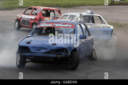 Autos kollidieren in der Eröffnungshitze des Pro-Stock-Car-Rennens in Nutts Corner in Crumlin, Nordirland. Bilddatum: Samstag, 11. Juni 2011 . Das Foto sollte lauten: Niall Carson/PA Wire Stockfoto