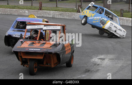 Der Reliant Robin von No. 12 Lyle Watson verlässt die Rennstrecke während des Reliant Robin-Rennens beim Stock-Car-Rennen auf dem Nutts Corner Raceway in Crumlin, Nordirland. Stockfoto