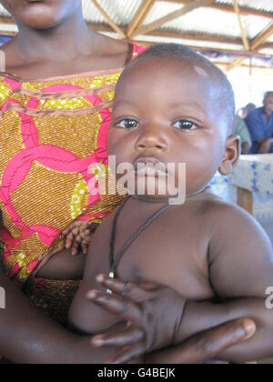 Mutter von drei Wuya Sannoh, 20, mit ihrem neun Monate alten Sohn Abubakarr, im Gondama Community Health Center, im Palmendschungel, sieben Meilen von Sierra Leones zweiter Stadt Bo entfernt. Stockfoto