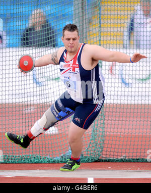 Der britische Ahed Davies tritt beim F42/44 Discus an Stockfoto