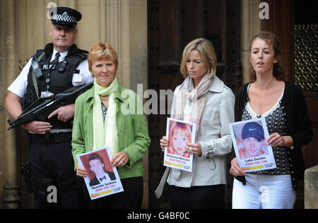 Kate McCann (Mitte), Mutter von Madeleine McCann, die 2007 in Portugal vermisst wurde, kommt zu einer parlamentarischen Untersuchung von Vermissten zusammen mit Nicki Durban (rechts), Mutter des Vermissten Luke Durbin und Sarah Godwin (links), Mutter des Vermissten Quentin Godwin, im Londoner Unterhaus. Stockfoto