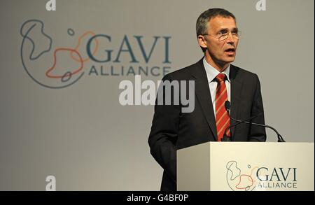 Der norwegische Ministerpräsident Jens Stoltenberg spricht auf der Konferenz der Global Alliance for Vaccines and Immunization (GAVI) in London. Stockfoto