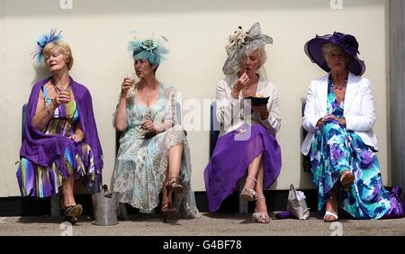 Weibliche Rennfahrerinnen am dritten Tag des Royal Ascot Meeting 2011. Stockfoto