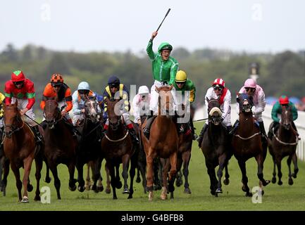 Sagramor wird von Jockey Nicky Mackay geritten und kommt nach Hause, um am dritten Tag des Royal Ascot Meeting 2011 das Britannia Handicap zu gewinnen. Stockfoto