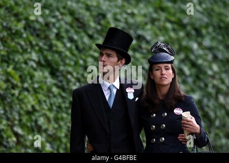 Pferderennen - The Royal Ascot Meeting 2011 - Tag Drei - Ascot Racecourse. Racegoers während des dritten Tages des Royal Ascot Meeting 2011. Stockfoto