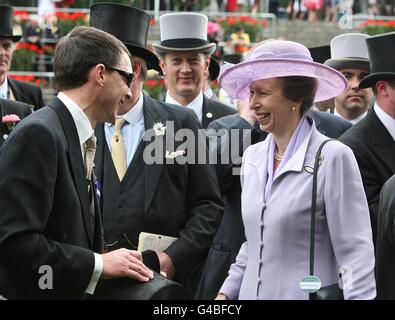 Pferderennen - The Royal Ascot Meeting 2011 - Tag Drei - Ascot Racecourse. Die Prinzessin Royal spricht mit Trainer Aidan O'Brien (links) am dritten Tag des Royal Ascot Meeting 2011. Stockfoto