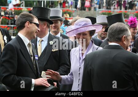 Die Prinzessin Royal spricht mit Trainer Aidan O'Brien (links) während des dritten Tages des Royal Ascot Meetings 2011. Stockfoto