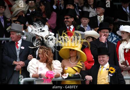 Pferderennen - The Royal Ascot Meeting 2011 - Tag Drei - Ascot Racecourse. Racegoers beobachten die King George V Stakes am dritten Tag des Royal Ascot Meeting 2011. Stockfoto