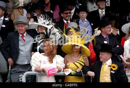 Pferderennen - The Royal Ascot Meeting 2011 - Tag Drei - Ascot Racecourse. Racegoers beobachten die King George V Stakes am dritten Tag des Royal Ascot Meeting 2011. Stockfoto