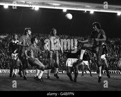 PA-NEWS-FOTO 13.10.77 JOHN TOSHACK WALES LEITET DEN BALL GEGEN SCHOTTLAND IN DER WORLD CUP QUALIFIER IM LIVERPOOLER ANFIELD STADION. SCHOTTLAND GEWANN 2-0 NEHMEN SIE DURCH DIE WELTMEISTERSCHAFT 1978 IN ARGENTINIEN Stockfoto