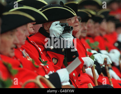 Sitzende Chelsea Rentner nimmt ein Foto seiner Kollegen auf der Parade zur Feier des Gründers für das Royal Hospital Chelsea in London, heute (Donnerstag). Das Krankenhaus entstand 1681 als ein Hospiz für alte Soldaten von König Charles II und Eichenlaub werden getragen von den Rentnern in Erinnerung an seine Flucht nach der Schlacht von Worcester 1651 wenn er vor seinen Verfolgern in einer Eiche Zuflucht. AP WPA ROTA von Louisa Buller. Stockfoto