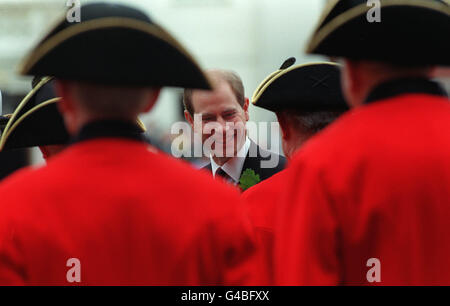 Prince Edward-chats zu Chelsea Rentner während er die Parade zur Feier des Gründers für das Royal Hospital Chelsea in London inspiziert, heute (Donnerstag). Das Krankenhaus entstand 1681 als ein Hospiz für alte Soldaten von König Charles II und Eichenlaub in Erinnerung an seine Flucht nach der Schlacht von Worcester 1651 wenn er vor seinen Verfolgern in einer Eiche Zuflucht getragen werden. (WPA AP ROTA) Von Louisa Buller). Stockfoto