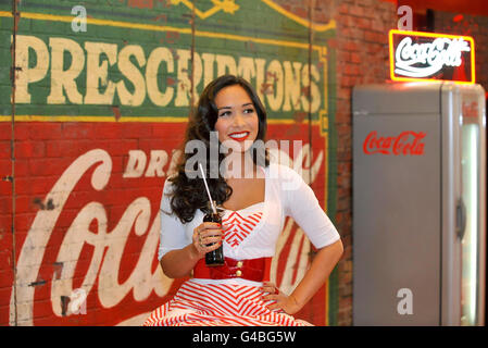 Myleene Klass startet eine Pop-up Coca-Cola Soda Bar in Selfridges in London. Die Retro-Bar wurde anlässlich des 125-jährigen Firmenjubiläums geschaffen. Sie wird von Kellnern und Kellnerinnen im Stil der 50er Jahre besetzt sein, die gekühlte Coca-Cola in limitierten Flaschen servieren. Stockfoto