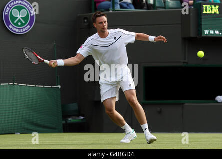 Der Schwede Robin Söderling im Einsatz gegen den deutschen Philipp Petzschner am zweiten Tag der Wimbledon-Meisterschaften 2011 beim All England Lawn Tennis and Croquet Club in Wimbledon. Stockfoto