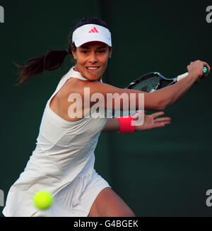 Die serbische Ana Ivanovic im Einsatz gegen die US-Amerikanerin Melanie Oudin am zweiten Tag der Wimbledon-Meisterschaften 2011 beim All England Lawn Tennis und Croquet Club, Wimbledon. Stockfoto