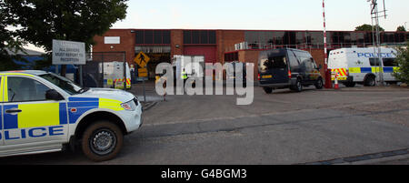 Polizei außerhalb von Honeytop Foods in Dunstable, Bedfordshire, als sie Beamte der britischen Grenzbehörde bei einer Suche nach illegalen Arbeitern am Standort unterstützen. DRÜCKEN Sie VERBANDSFOTO. Bilddatum: Dienstag, 21. Juni 2011. Rund 100 Beamte zielten auf die Firma, die behauptet, Lebensmittelunternehmen wie McDonald's und Sharwoods zu beliefern, auf der Jagd nach illegalen Einwanderern. Die Operation war Teil einer nationalen Sommerkampagne der britischen Grenzagentur (UKBA), um gegen missbräuchliche Arbeitgeber und illegale Arbeit zu kämpfen. Siehe PA Geschichte POLIZEI Immigration. Bildnachweis sollte lauten: Chris Radburn/PA Wire Stockfoto