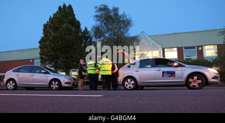 Beamte der britischen Grenzbehörde während einer Suche nach illegalen Arbeitnehmern bei Honeytop Foods in Dunstable, Bedfordshire. DRÜCKEN Sie VERBANDSFOTO. Bilddatum: Dienstag, 21. Juni 2011. Rund 100 Beamte zielten auf die Firma, die behauptet, Lebensmittelunternehmen wie McDonald's und Sharwoods zu beliefern, auf der Jagd nach illegalen Einwanderern. Die Operation war Teil einer nationalen Sommerkampagne der britischen Grenzagentur (UKBA), um gegen missbräuchliche Arbeitgeber und illegale Arbeit zu kämpfen. Siehe PA Geschichte POLIZEI Immigration. Bildnachweis sollte lauten: Chris Radburn/PA Wire Stockfoto