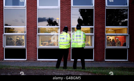 Polizeibeamte außerhalb von Honeytop Foods in Dunstable, Bedfordshire, während sie Beamte der britischen Grenzbehörde bei einer Suche nach illegalen Arbeitern am Standort unterstützen. DRÜCKEN SIE VERBANDSFOTO. Bilddatum: Dienstag, 21. Juni 2011. Rund 100 Beamte zielten auf das Unternehmen, das behauptet, Lebensmittelunternehmen wie McDonald's und Sharwoods zu beliefern, auf der Jagd nach illegalen Einwanderern. Die Operation war Teil einer nationalen Sommerkampagne der britischen Grenzbehörde (UKBA) zur Bekämpfung von missbräuchlichen Arbeitgebern und illegaler Arbeit. Siehe PA Geschichte POLIZEI Immigration. Bildnachweis sollte lauten: Chris Radburn/PA Wire Stockfoto