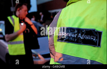 UKBA Raid auf der Suche nach illegalen Einwanderern Stockfoto