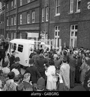 Eine Menge, die auf etwa 2,000 geschätzt wird, jubelt, wie ein Krankenwagen mit Sir Winston Churchill, 87, aus dem Middlesex Hospital in London aufbricht, um zu seinem Haus am Hyde Park Gate zu gehen. Stockfoto