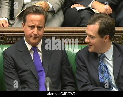 Premierminister David Cameron hört Bundeskanzler George Osborne (rechts) während der Fragen des Premierministers im Unterhaus, London. Stockfoto