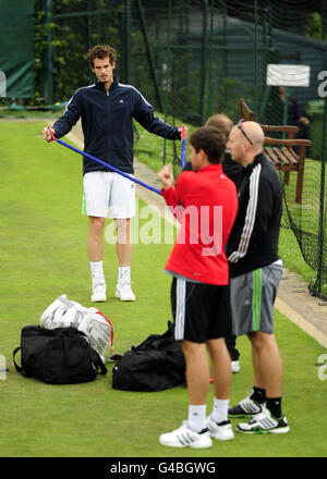 Der britische Meister Andy Murray auf den Übungsplätzen am dritten Tag der Wimbledon Championships 2011 im All England Lawn Tennis and Croquet Club, Wimbledon. Stockfoto