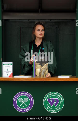 Ein Programmverkäufer am dritten Tag der Wimbledon Championships 2011 im All England Lawn Tennis und Croquet Club, Wimbledon. Stockfoto