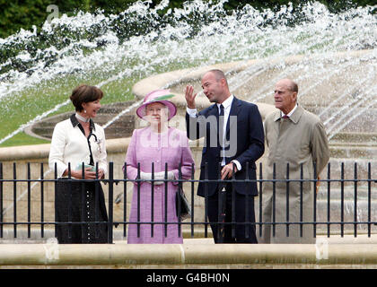 Königin Elizabeth II. Und der Herzog von Edinburgh mit der Herzogin von Northumberland (links) und Alan Shearer (2. Rechts) bei einem Besuch in Alnwick, Northumberland. Stockfoto