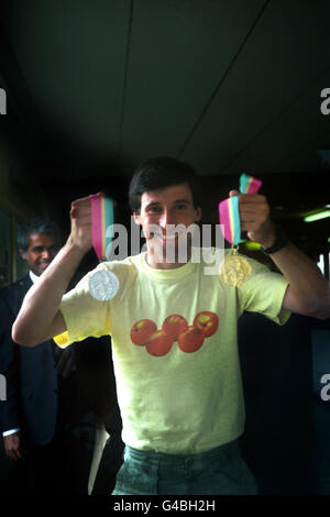 Leichtathletik - Sebastian Coe und Medaillen - Flughafen Heathrow - London Stockfoto