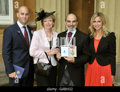 Schauspieler David Suchet (2. Rechts) mit Sohn Robert (links), Frau Sheila (2. Links) und Tochter Katherine (rechts), als er stolz seinen CBE hält, nachdem er ihn vom Prinz von Wales bei der Investiturzeremonie im Buckingham Palace im Zentrum von London überreicht hatte. Stockfoto