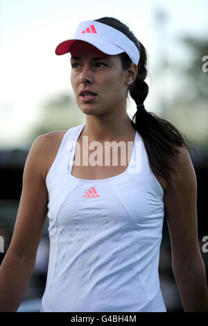 Die serbische Ana Ivanovic im Einsatz gegen die US-Amerikanerin Melanie Oudin am zweiten Tag der Wimbledon-Meisterschaften 2011 beim All England Lawn Tennis und Croquet Club, Wimbledon. Stockfoto