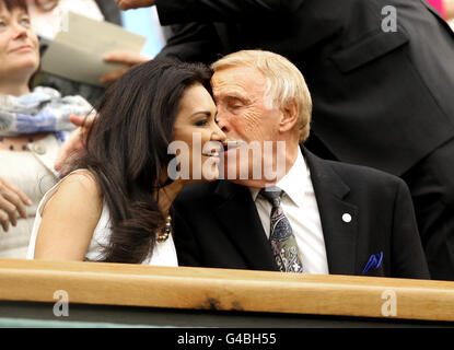 Sir Bruce Forsyth und seine Frau Lady Wilnelia Forsyth in der königlichen Box, um das Spiel zwischen dem japanischen Kimiko Date-Krumm und der US-Amerikanerin Venus Williams am dritten Tag der Wimbledon Championships 2011 im All England Lawn Tennis and Croquet Club, Wimbledon, zu sehen. Stockfoto