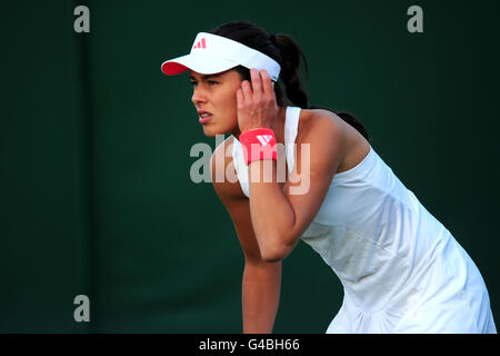 Die serbische Ana Ivanovic im Einsatz gegen die US-Amerikanerin Melanie Oudin am zweiten Tag der Wimbledon-Meisterschaften 2011 beim All England Lawn Tennis und Croquet Club, Wimbledon. Stockfoto