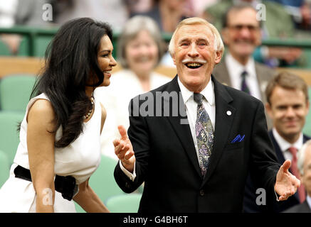 Sir Bruce Forsyth und seine Frau Lady Wilnelia Forsyth nehmen ihre Sitze in der königlichen Box ein, um das Spiel zwischen dem japanischen Kimiko Date-Krumm und der US-Amerikanerin Venus Williams am dritten Tag der Wimbledon Championships 2011 beim All England Lawn Tennis and Croquet Club in Wimbledon zu beobachten. Stockfoto