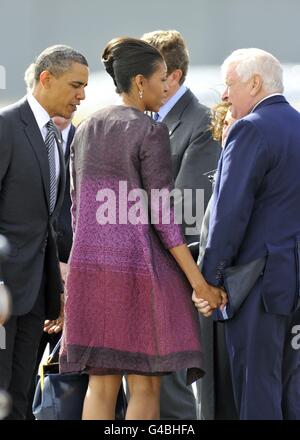 US-Präsident Barack Obama (links) und First Lady Michelle Obama (Mitte) sprechen am Ende des Staatsbesuchs des Präsidenten in Großbritannien mit Louis Susman (rechts), US-Botschafterin in Großbritannien, am Flughafen Stansted in der Nähe von London. DRÜCKEN SIE VERBANDSFOTO. Bilddatum: Donnerstag, 26. Mai 2011. Obama wird heute Morgen nach Frankreich reisen, um dort einen Gipfel der G8-Gruppe der großen Volkswirtschaften zu besteigen. Siehe PA Geschichte ROYAL Obama. Der Bildnachweis sollte lauten: Toby Melville/PA Wire Stockfoto