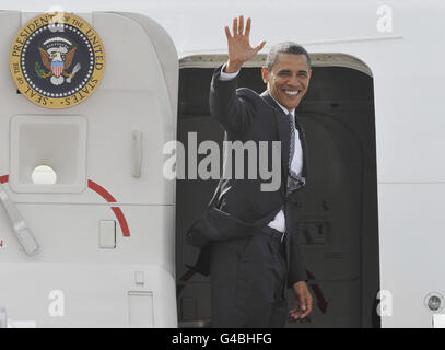 US-Präsident Barack Obama tritt am Ende seines Staatsbesuchs in Großbritannien am Flughafen Stansted in der Nähe von London an die Spitze der Air Force One. Stockfoto