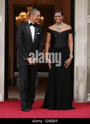 US-Präsident Barack Obama und First Lady Michelle Obama warten darauf, die Ankunft der Königin und des Herzogs von Edinburgh im Winfield House - der Residenz des Botschafters der Vereinigten Staaten von Amerika - im Regent's Park, London, Im Rahmen des Staatsbesuchs Obamas in Großbritannien und Irland. DRÜCKEN SIE VERBANDSFOTO. Bilddatum: Mittwoch, 25. Mai 2011. Das Foto sollte lauten: Yui Mok/PA Wire Stockfoto