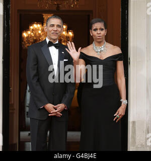 US-Präsident Barack Obama und First Lady Michelle Obama warten darauf, die Ankunft der Königin und des Herzogs von Edinburgh im Winfield House - der Residenz des Botschafters der Vereinigten Staaten von Amerika - im Regent's Park, London, Im Rahmen des Staatsbesuchs Obamas in Großbritannien und Irland. DRÜCKEN SIE VERBANDSFOTO. Bilddatum: Mittwoch, 25. Mai 2011. Das Foto sollte lauten: Yui Mok/PA Wire Stockfoto