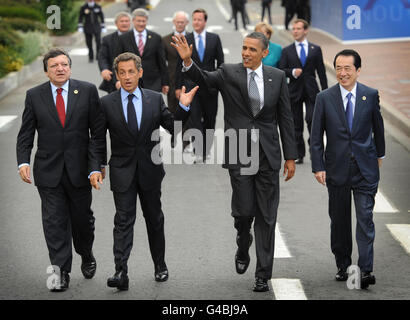 Die Staats- und Regierungschefs der G8, darunter der (links - rechts) Präsident der Europäischen Kommission, José Maneul Barroso, der französische Präsident Nicolas Sarkozy, US-Präsident Barack Obama und der japanische Premierminister Naoto Kan, gehen nach ihrem ersten Treffen auf dem G8-Gipfel in Deauville, Frankreich, zum Mittagessen. Stockfoto