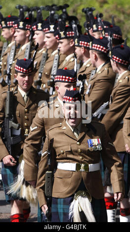 Die Royal Scots Borderers, 1. Bataillon das Royal Regiment of Scotland (1 SCHOTTEN) marschiert während einer Freiheitsparade durch Livingston. Stockfoto