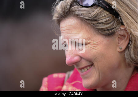 Trainer Eve Johnson Houghton feiert, nachdem der Cheka von Tom Queally beim Blue Square Achilles Stakes/Timeform Jury Stakes Day auf der Haydock Park Racecourse die Timeform Jury Stakes gewonnen hat. Stockfoto