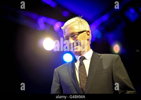 Paul O'Grady auf der Bühne beim Hay Festival in Hay-on-Wye, Powys. Stockfoto