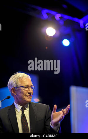 Paul O'Grady auf der Bühne beim Hay Festival in Hay-on-Wye, Powys. Stockfoto