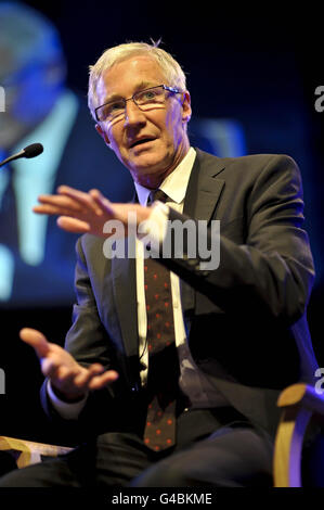 Paul O'Grady auf der Bühne beim Hay Festival in Hay-on-Wye, Powys. Stockfoto